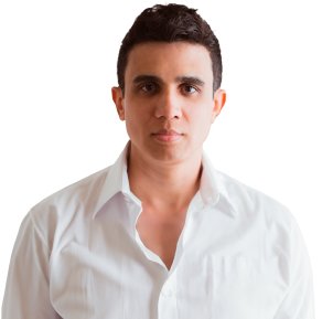 Foto do Dr.Jonatas Esteves, um homem caucasiano, cabelo curto e camiseta social branca semi-aberta